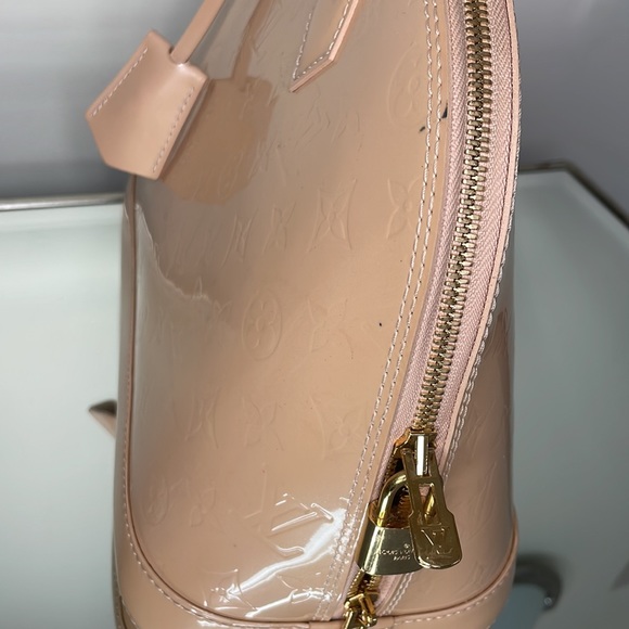 💯 % Authentic Louis Vuitton Alma vernis PM in cream👜👜 - Picture 6 of 13